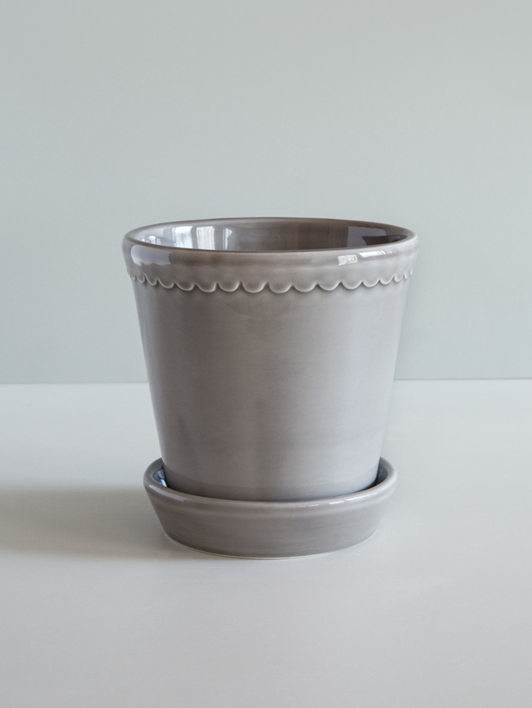Helena Glasierter Übertopf Ø14 cm - Perlgrau Helena Glasierter Übertopf Ø14 cm - Perlgrau