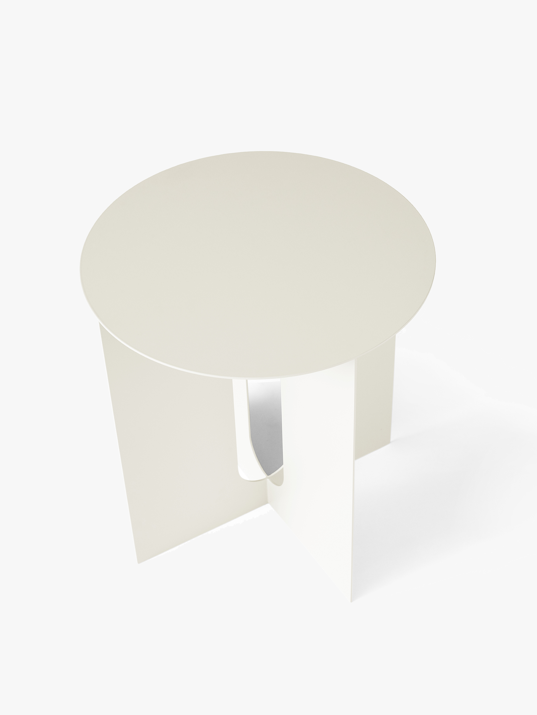 Androgyne Metall Beistelltisch Ivory Androgyne Metall Beistelltisch Ivory