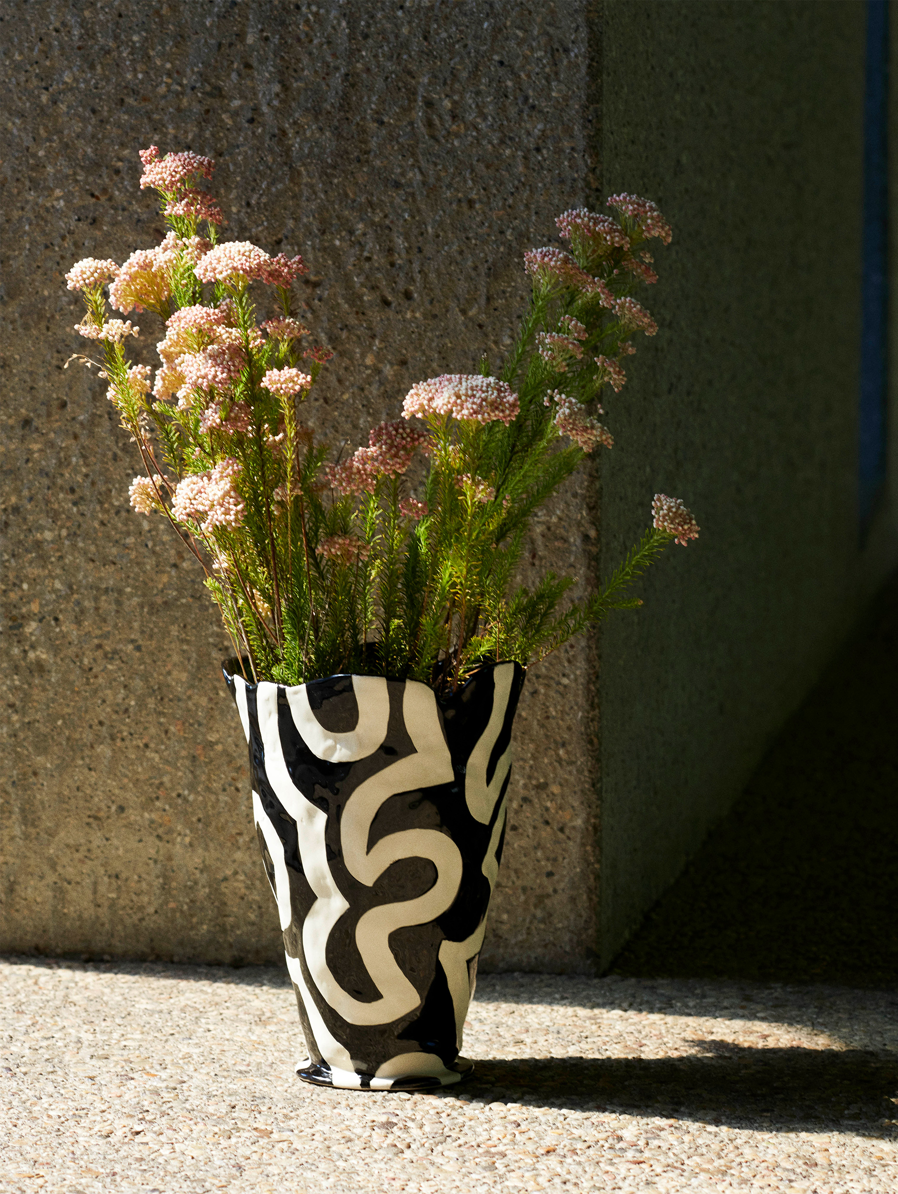 Jessica Hans Shadow Vase Schwarz und Weiß Jessica Hans Shadow Vase Schwarz und Weiß